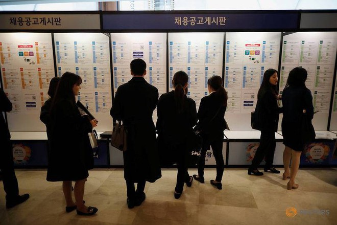 Nghịch lý nực cười ở Hàn Quốc: Cử nhân Đại học thất nghiệp trầm trọng, phải ra nước ngoài tìm việc - Ảnh 2.