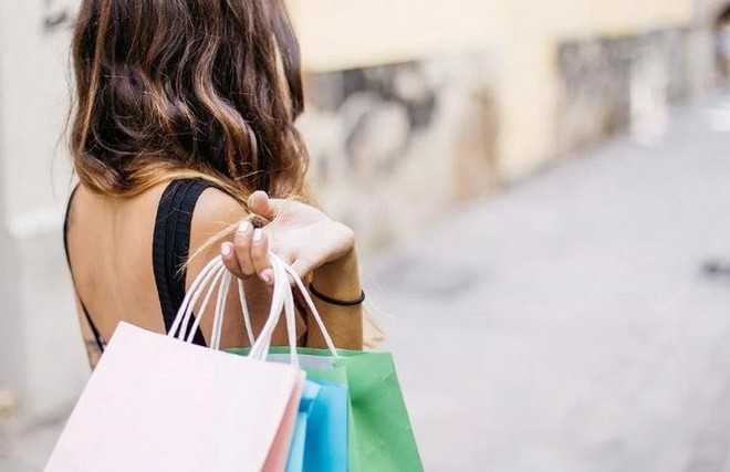 Đừng dùng điện thoại khi đang shopping: Đồ cần không mua, đồ linh tinh lại lấy cả rổ - Ảnh 3.