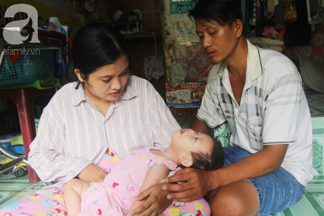B&eacute; g&aacute;i 1 tuổi co giật li&ecirc;n tục đến mức m&eacute;o miệng, người mẹ trẻ kh&oacute;c cạn nước mắt cầu xin một cơ hội sống cho con - Ảnh 1.