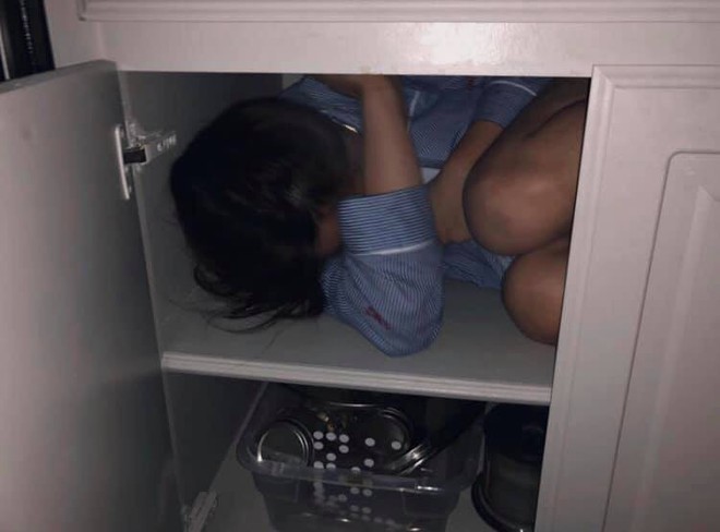 Cười lăn l&oacute;c với h&agrave;nh động chẳng giống ai của hội chị em: Trốn người y&ecirc;u bằng c&aacute;ch chui v&agrave;o tủ đựng b&aacute;t đĩa - Ảnh 1.