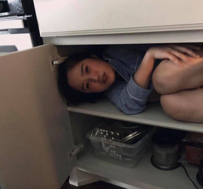 Cười lăn l&oacute;c với h&agrave;nh động chẳng giống ai của hội chị em: Trốn người y&ecirc;u bằng c&aacute;ch chui v&agrave;o tủ đựng b&aacute;t đĩa - Ảnh 3.