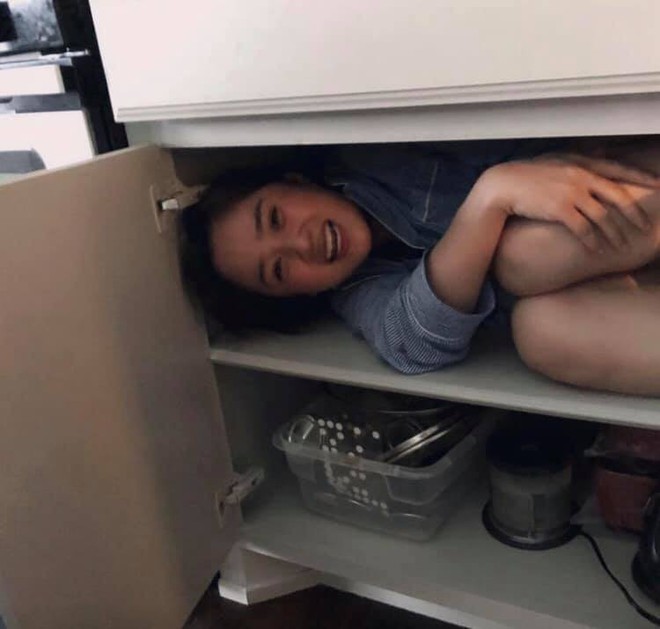 Cười lăn l&oacute;c với h&agrave;nh động chẳng giống ai của hội chị em: Trốn người y&ecirc;u bằng c&aacute;ch chui v&agrave;o tủ đựng b&aacute;t đĩa - Ảnh 4.