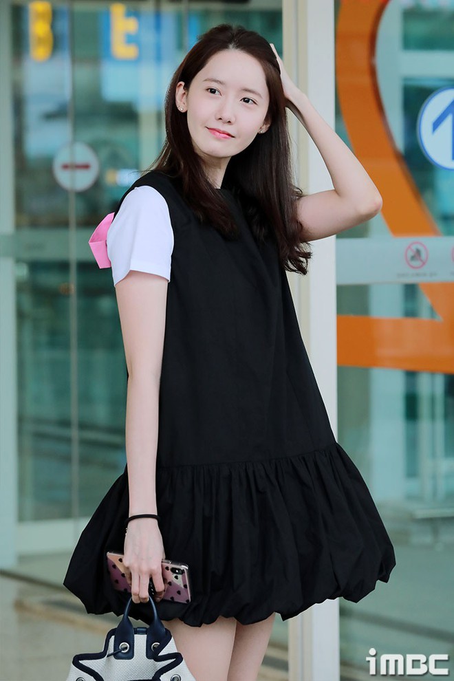 Dàn trai xinh gái đẹp nhà SM đổ bộ sân bay: Yoona lộ chân cong như sắp gãy, Sehun như rich kid bên Chanyeol - Ảnh 4.