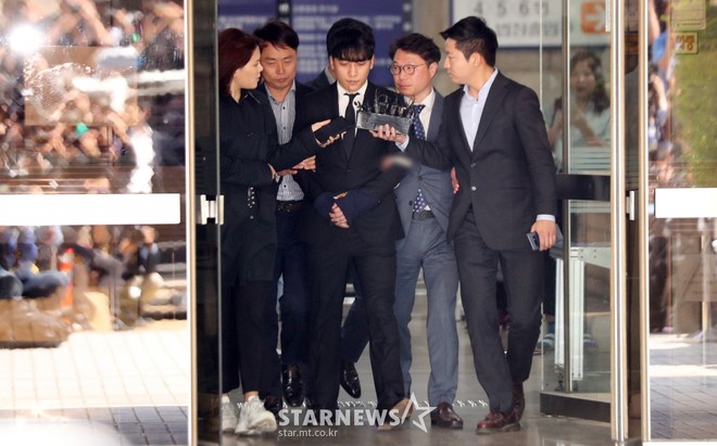 NÓNG: Seungri chính thức bị còng tay và trói chặt bằng dây thừng, chồng nữ diễn viên Park Han Byul lộ mặt - Ảnh 1.