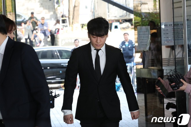 Seungri đã có mặt tại tòa để chờ lệnh bắt: Vẫn bình tĩnh dù cảnh sát xác nhận giữ bằng chứng mua dâm - Ảnh 2.