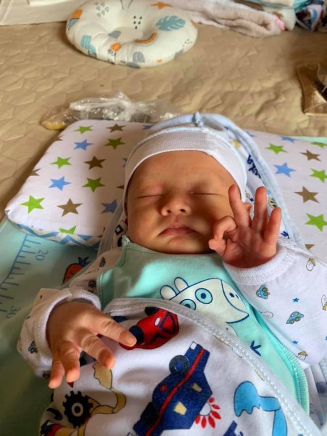 Cậu bé sơ sinh đốn tim cộng đồng mạng vì đôi tay làm ký hiệu OK khi đang ngủ cực dễ thương - Ảnh 1.