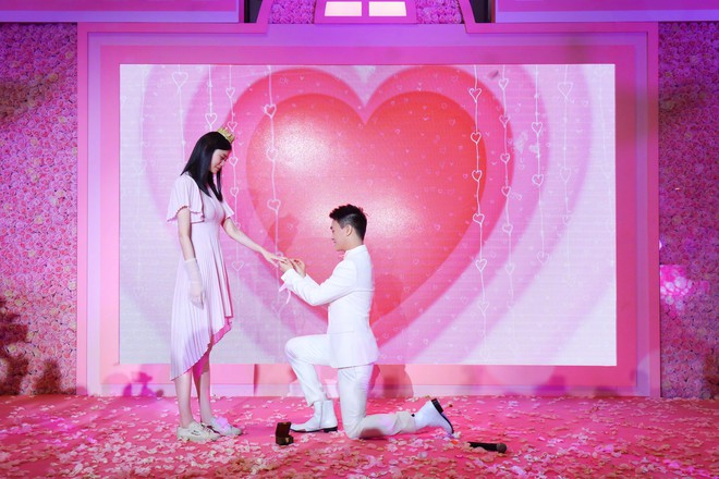 Ming Xi thực sự l&agrave; c&ocirc;ng ch&uacute;a trong m&agrave;n cầu h&ocirc;n khi kh&eacute;o sửa v&aacute;y hiệu 60 triệu, đội vương miện sang chảnh - Ảnh 2.