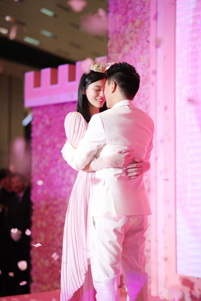 Ming Xi thực sự l&agrave; c&ocirc;ng ch&uacute;a trong m&agrave;n cầu h&ocirc;n khi kh&eacute;o sửa v&aacute;y hiệu 60 triệu, đội vương miện sang chảnh - Ảnh 4.