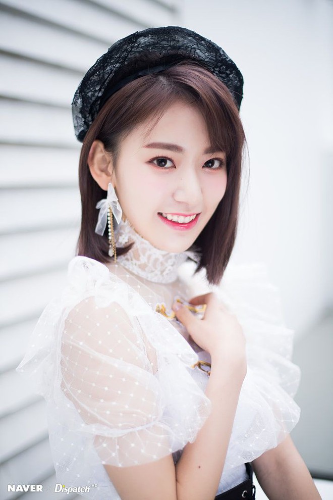 Sakura (IZ*ONE) dường như c&oacute; mối th&ugrave; s&acirc;u đậm với m&ocirc;n bowling? - Ảnh 1.