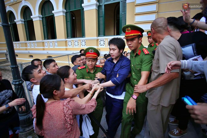 Ảnh, clip: Người thân nước mắt ngắn dài chạy theo dặn dò, níu kéo khi Văn Kính Dương, Ngọc Miu và đồng bọn rời tòa - Ảnh 5.