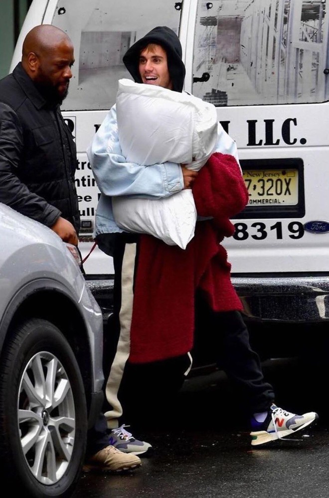 Phải ra đường khi chưa muốn rời giường, Justin Bieber ôm luôn chăn gối như phụ kiện street style - Ảnh 2.