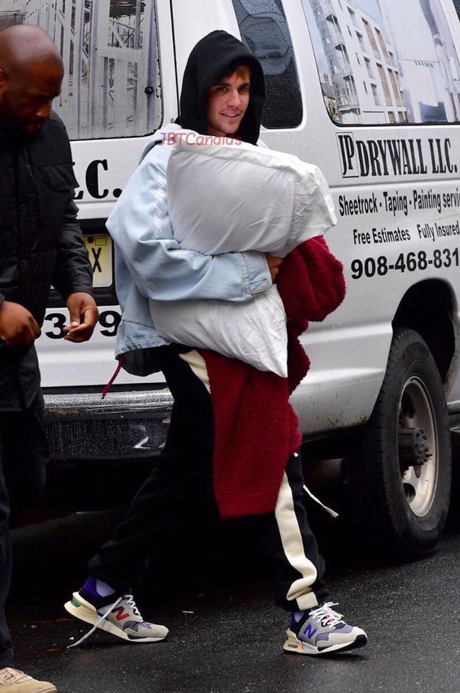 Phải ra đường khi chưa muốn rời giường, Justin Bieber ôm luôn chăn gối như phụ kiện street style - Ảnh 3.