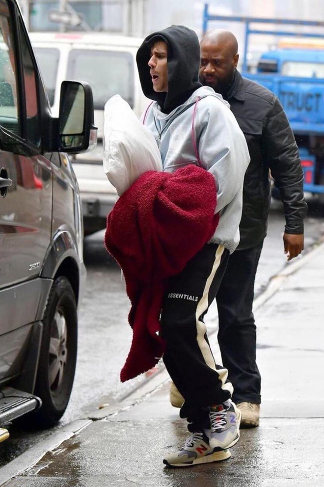 Phải ra đường khi chưa muốn rời giường, Justin Bieber ôm luôn chăn gối như phụ kiện street style - Ảnh 4.