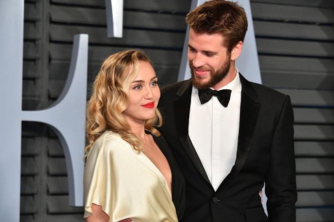 Hóa ra luôn có một người đàn ông đứng sau cánh gà, lẳng lặng nhìn theo Miley Cyrus si tình đến thế! - Ảnh 5.