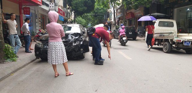 Hà Nội: Tài xế ô tô không làm chủ tốc độ gây tai nạn liên hoàn, 2 mẹ con đi xe máy nhập viện cấp cứu - Ảnh 2.