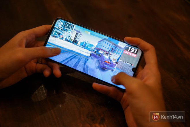 Đ&aacute;nh gi&aacute; nhanh Galaxy A70: d&ugrave; chỉ l&agrave; m&aacute;y tầm trung nhưng c&aacute;i g&igrave; cũng c&oacute; - Ảnh 13.