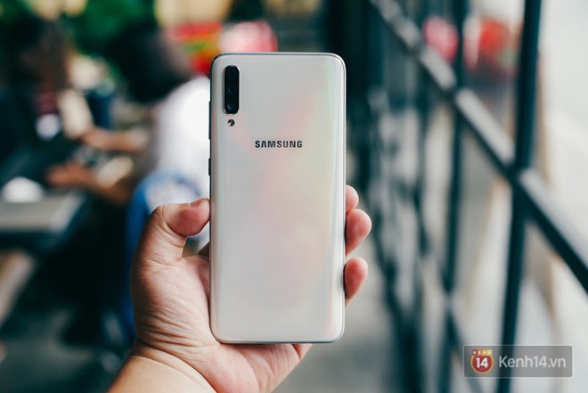 Đ&aacute;nh gi&aacute; nhanh Galaxy A70: d&ugrave; chỉ l&agrave; m&aacute;y tầm trung nhưng c&aacute;i g&igrave; cũng c&oacute; - Ảnh 3.