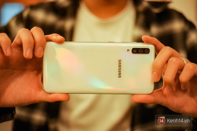 Đ&aacute;nh gi&aacute; nhanh Galaxy A70: d&ugrave; chỉ l&agrave; m&aacute;y tầm trung nhưng c&aacute;i g&igrave; cũng c&oacute; - Ảnh 7.