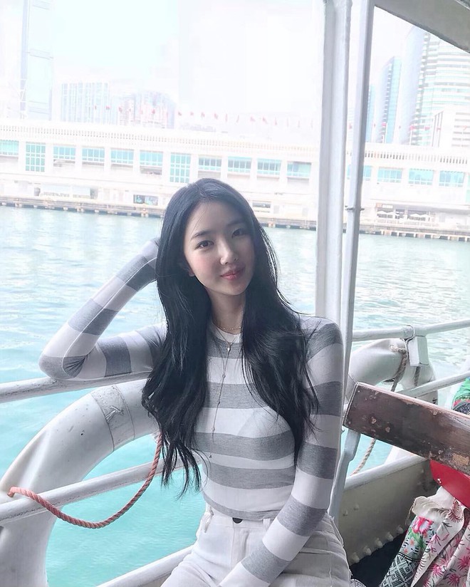 Nữ idol v&ocirc; danh bỗng g&acirc;y sốt v&igrave; m&agrave;n tho&aacute;t x&aacute;c: B&igrave;nh thường th&igrave; thanh thuần, diện &aacute;o tắm l&agrave; lộ body n&oacute;ng hừng hực - Ảnh 1.