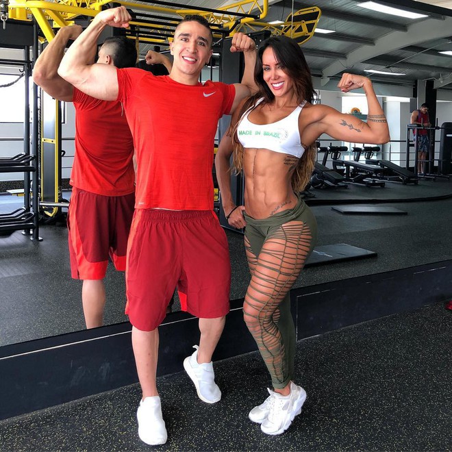 Lộ diện bạn g&aacute;i mới cực khủng của si&ecirc;u tiền vệ Barca: V&ograve;ng 1 ngồn ngộn, cơ bụng 6 m&uacute;i chuẩn đến mức c&aacute;nh m&agrave;y r&acirc;u cũng phải th&egrave;m muốn - Ảnh 6.