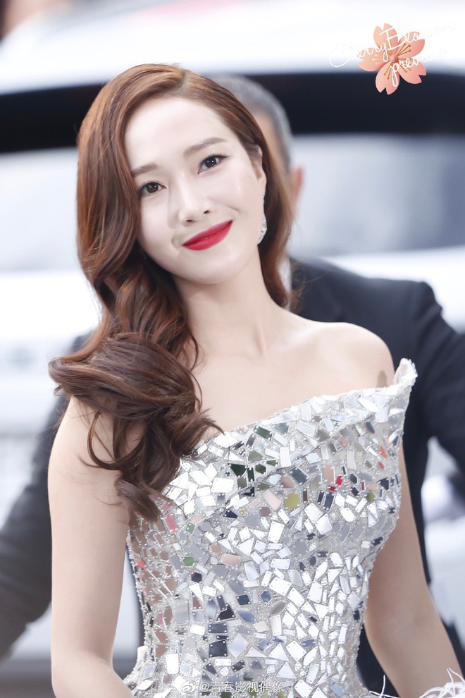 Màn xuất hiện gây mê, siêu sang chảnh không khác gì công chúa của Jessica Jung tại LHP Cannes - Ảnh 1.