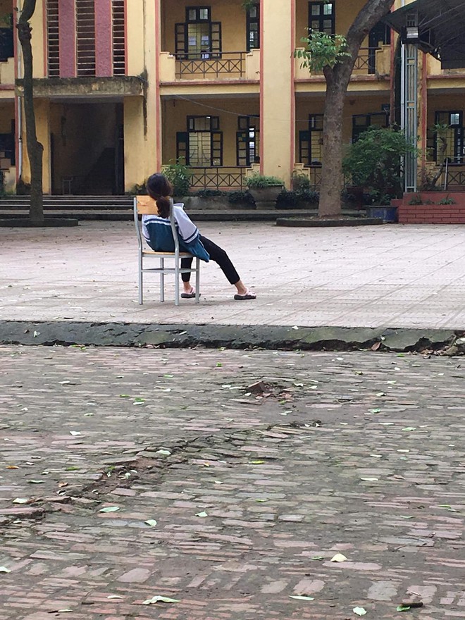 Tấm ảnh nữ sinh ngồi vật vã giữa sân trường: Em mệt rồi, đừng bắt em học nữa khiến cộng đồng mạng xót xa - Ảnh 1.