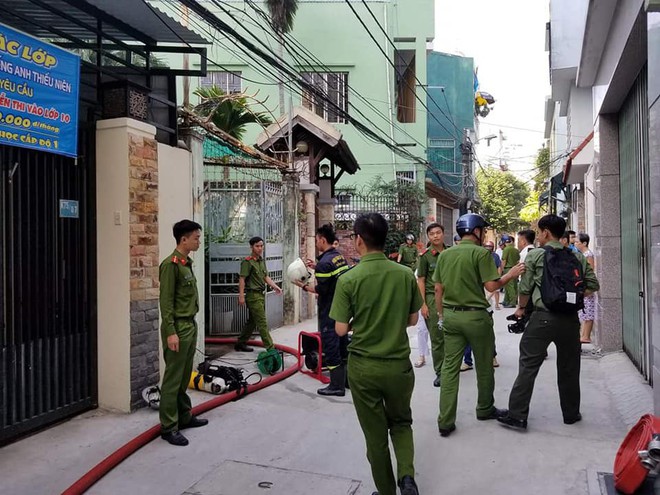 Người dân lao vào lửa cứu cụ ông 80 tuổi bị liệt mắc kẹt trong ngôi nhà bốc cháy ở Đà Nẵng - Ảnh 3.