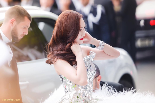 Đẹp đỉnh cao tại Cannes, nữ hoàng băng giá Jessica lại bị nhiếp ảnh gia quốc tế bóc mẽ nhan sắc quá chân thực - Ảnh 1.