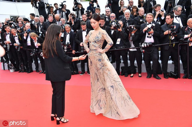 Bức ảnh dậy sóng toàn Weibo: Phóng viên quốc tế giơ tay xua đuổi mỹ nhân Diên Hi Công Lược tại thảm đỏ Cannes - Ảnh 1.