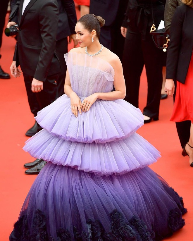 Muốn lịm đi với màn tập hợp váy công chúa ngày khai mạc Cannes 2019, bộ nào cũng bồng bềnh thần tiên quá đỗi - Ảnh 2.