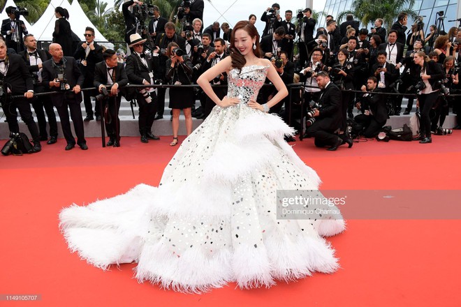 Clip: Jessica Jung khốn khổ với chiếc váy đồ sộ, suýt ngã khi bước trên bậc tam cấp LHP Cannes - Ảnh 2.