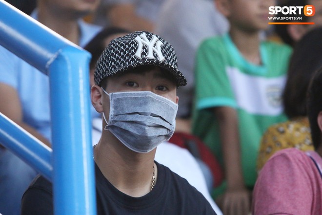Duy Mạnh kín đáo đến xem Hà Nội Nội thi đấu, vẫn bị fan nhí nhanh mắt phát hiện và vây kín  - Ảnh 1.