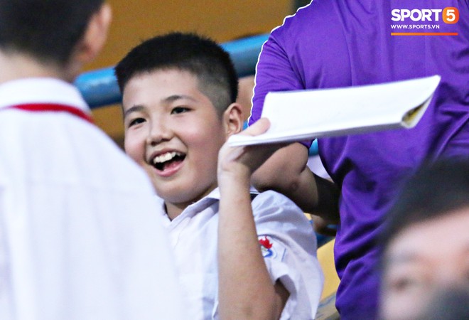 Duy Mạnh kín đáo đến xem Hà Nội Nội thi đấu, vẫn bị fan nhí nhanh mắt phát hiện và vây kín  - Ảnh 4.