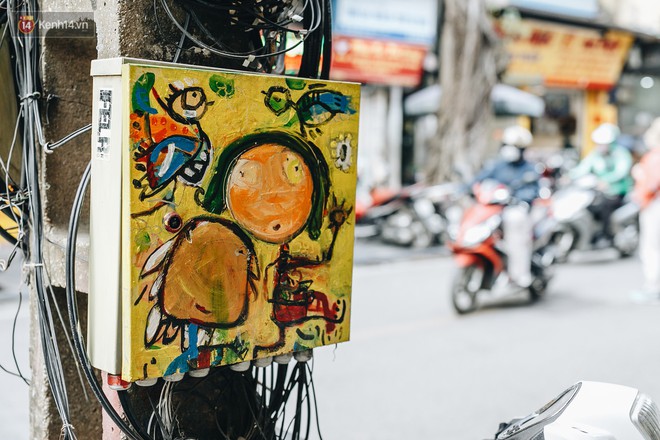 Ngộ nghĩnh và đáng yêu với những bức tranh được vẽ lên các hộp điện cũ kỹ ở phố cổ Hà Nội, tác giả là một gương mặt lạ mà quen - Ảnh 8.