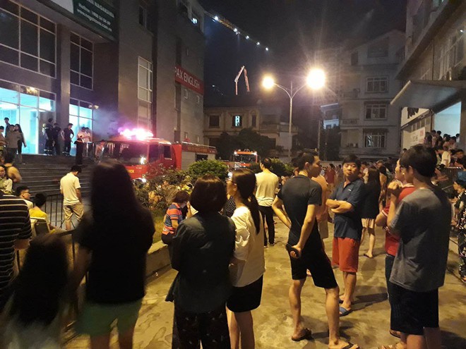 Hà Nội: Cháy do chập điện, dân chung cư nửa đêm tháo chạy - Ảnh 1.
