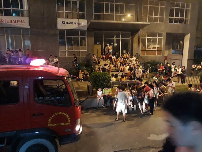 Hà Nội: Cháy do chập điện, dân chung cư nửa đêm tháo chạy - Ảnh 2.