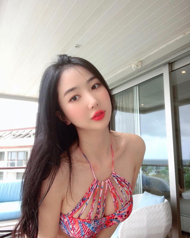 Nữ idol v&ocirc; danh bỗng g&acirc;y sốt v&igrave; m&agrave;n tho&aacute;t x&aacute;c: B&igrave;nh thường th&igrave; thanh thuần, diện &aacute;o tắm l&agrave; lộ body n&oacute;ng hừng hực - Ảnh 9.