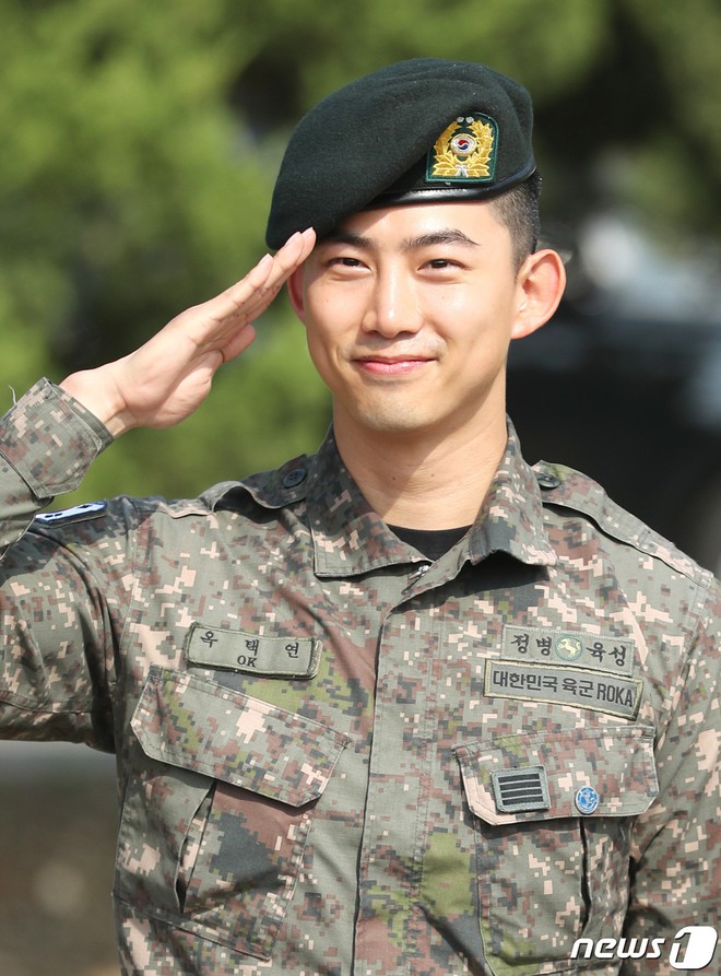 Nam thần quân ngũ Taecyeon (2PM) chính thức xuất ngũ, làn da mộc mịn màng đến mức khó tin của anh gây chú ý - Ảnh 3.