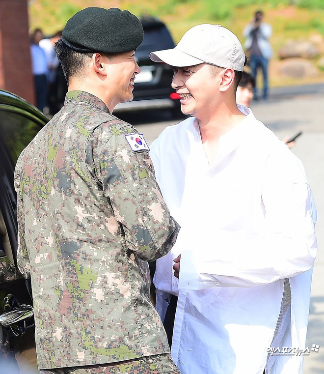 Nam thần quân ngũ Taecyeon (2PM) chính thức xuất ngũ, làn da mộc mịn màng đến mức khó tin của anh gây chú ý - Ảnh 6.