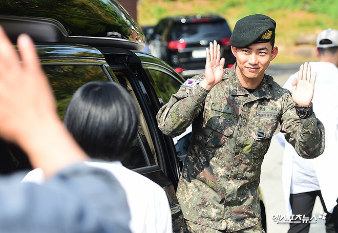 Nam thần quân ngũ Taecyeon (2PM) chính thức xuất ngũ, làn da mộc mịn màng đến mức khó tin của anh gây chú ý - Ảnh 1.
