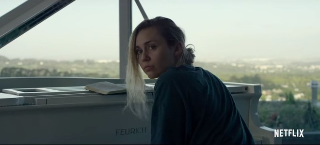 Miley Cyrus biến thành búp bê công nghệ trong series kinh dị BLACK MIRROR - Ảnh 2.