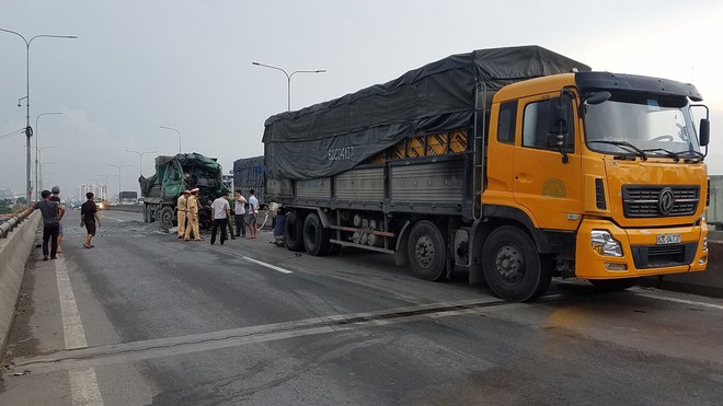 Gần 2 giờ đưa thi thể tài xế mắc kẹt trong cabin xe ben sau va chạm ở Sài Gòn - Ảnh 1.
