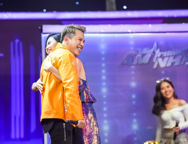 Cô gái làm náo loạn gameshow khi khoác tay Thuận Nguyễn, ôm Mai Tiến Dũng, kết thân với Hoàng Tôn - Ảnh 5.