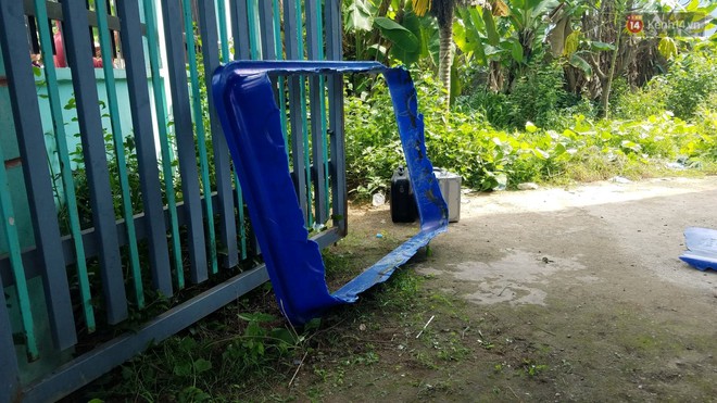 Hàng xóm nói về những người sống khép kín trong căn nhà có 2 khối bê tông chứa thi thể: Họ phủ bạt xung quanh, chỉ thấy ô tô 7 chỗ đi ra đi vào - Ảnh 3.