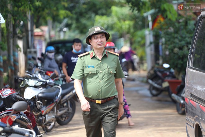 Hàng xóm nói về những người sống khép kín trong căn nhà có 2 khối bê tông chứa thi thể: Họ phủ bạt xung quanh, chỉ thấy ô tô 7 chỗ đi ra đi vào - Ảnh 2.