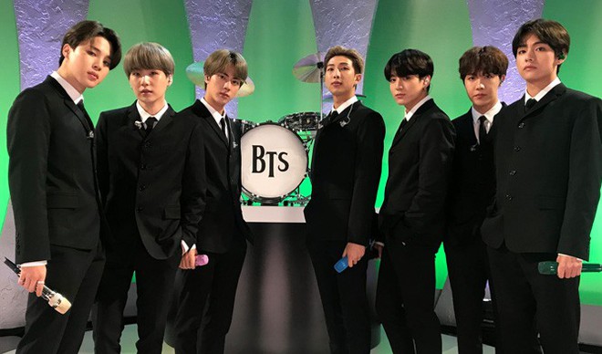 Hóa thân The Beatles trên talkshow nổi tiếng nước Mỹ, BTS còn là boygroup đầu tiên làm được điều này sau... 55 năm! - Ảnh 1.