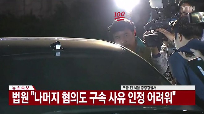 Giữa chảo lửa tranh cãi, hình ảnh bố Seungri chờ sẵn ở xe để đón con trai sau khi tòa hủy lệnh bắt gây chú ý - Ảnh 5.