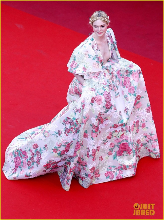 Giữa loạt mỹ nhân sexy ngồn ngộn tại Cannes 2019, có một nàng công chúa cổ tích đẹp nao lòng bước ra đời thực - Ảnh 2.