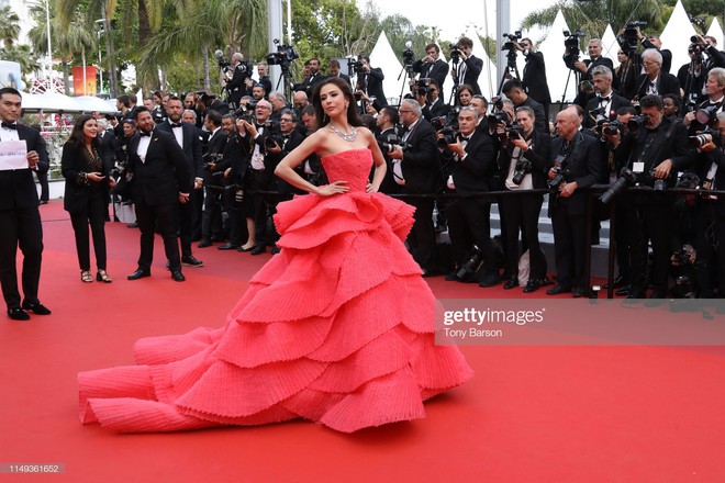 Ngày thứ 2 Cannes xuất hiện nữ thần nhan sắc chặt chém thảm đỏ, khiến Phạm Băng Băng Thái Lan chịu lép vế - Ảnh 2.