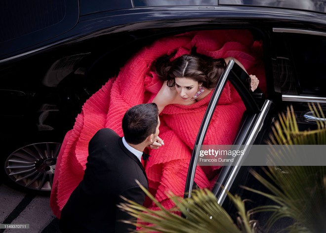Ngày thứ 2 Cannes xuất hiện nữ thần nhan sắc chặt chém thảm đỏ, khiến Phạm Băng Băng Thái Lan chịu lép vế - Ảnh 1.